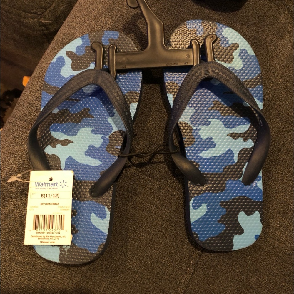 Boys flip flops